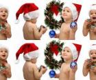 Дети с Санта-Клаусом шляпы и играть с рождественских украшений